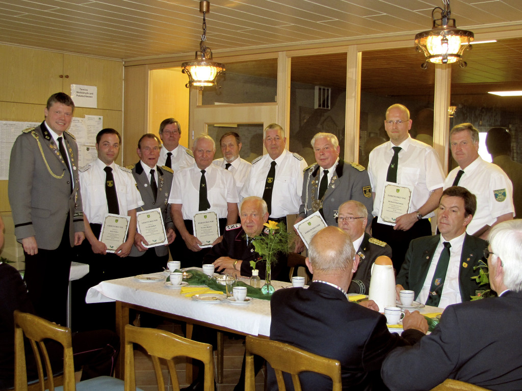 Ehrungen Helfer:Von links nach rechts: Durch Präsident Rolf Kaiser ganz links, wurden geehrt: Dirk Willers, Gerold Siefken, Werner Hollje, Werner Blancke, Werner Kruse, Werner Schmidt, Günter Kaiser, Richard Sandmann, Dieter Tebje, nicht auf dem Bild: Wilfried Frerichs, Karl-Hans Schettler, Werner Ahrens